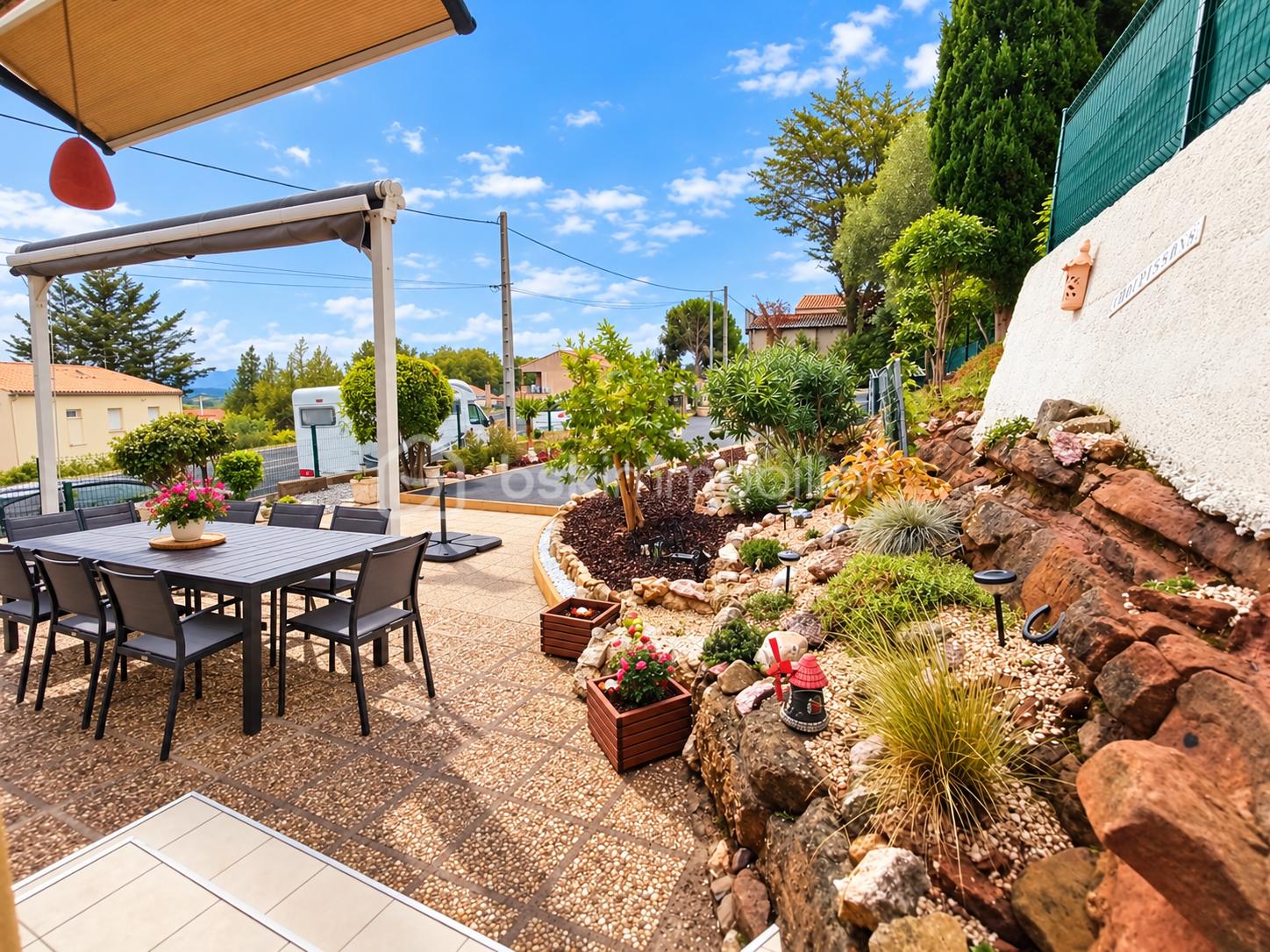 Terrasse méditerranéenne fleurie et ensoleillée.png