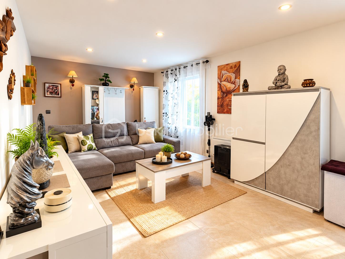 Salon contemporain chaleureux et lumineux.png