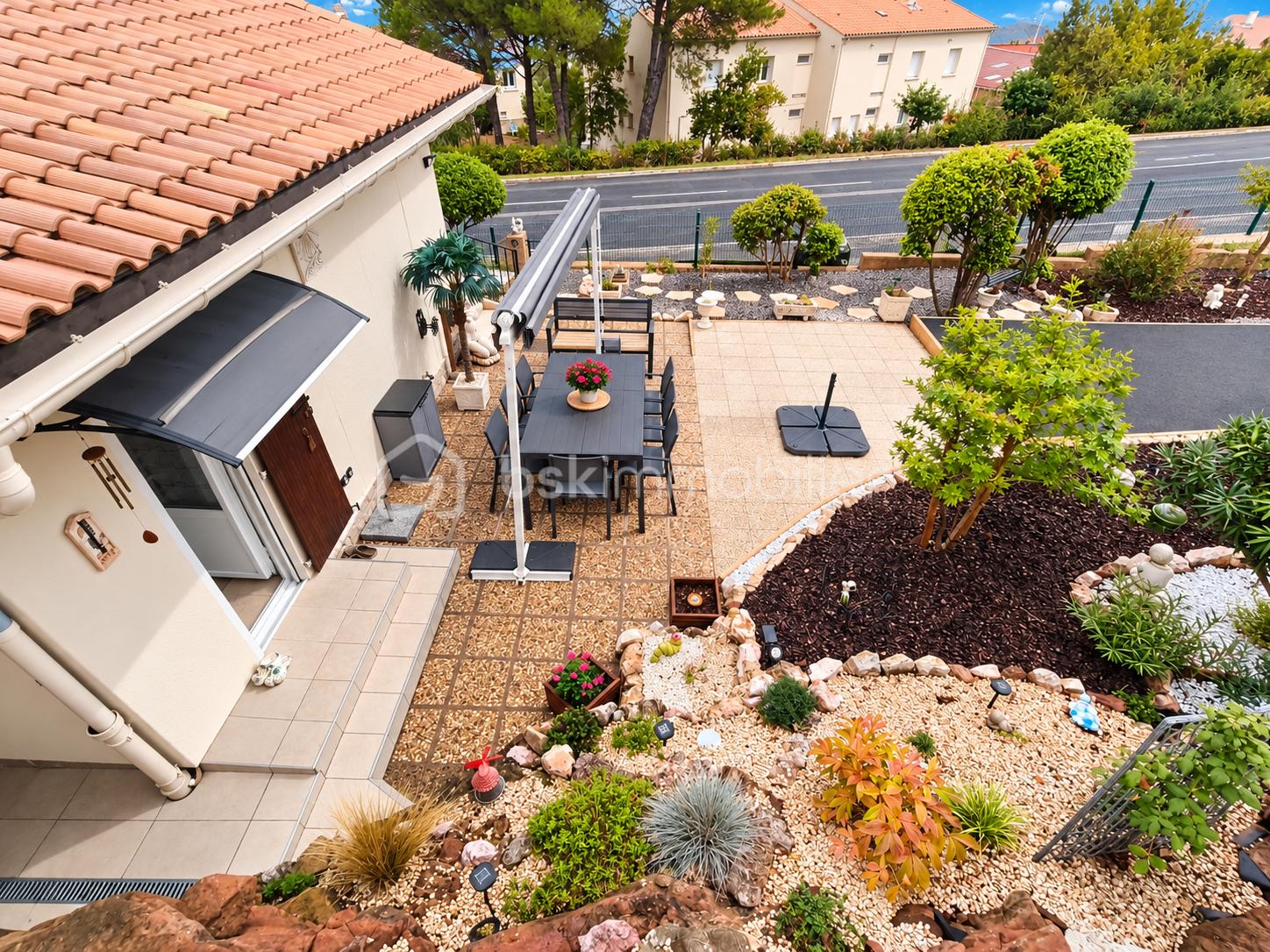 Patio méditerranéen avec jardin paysager.png