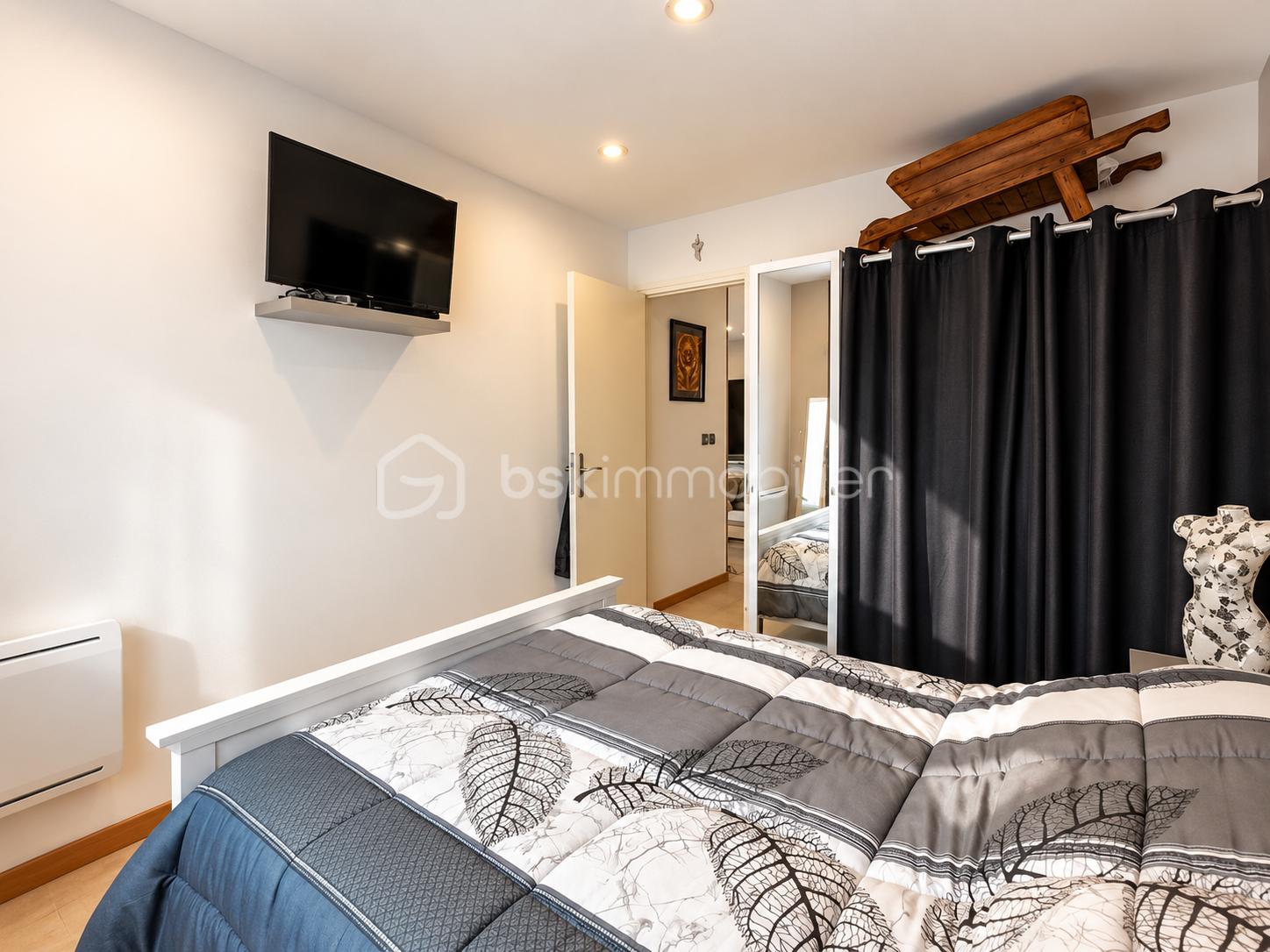 Chambre moderne aux tons chaleureux.png