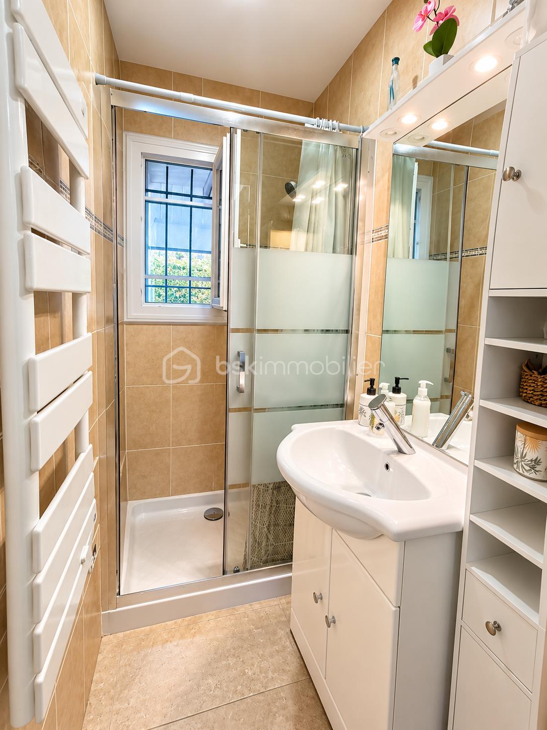 Salle de bains moderne et lumineuse.png