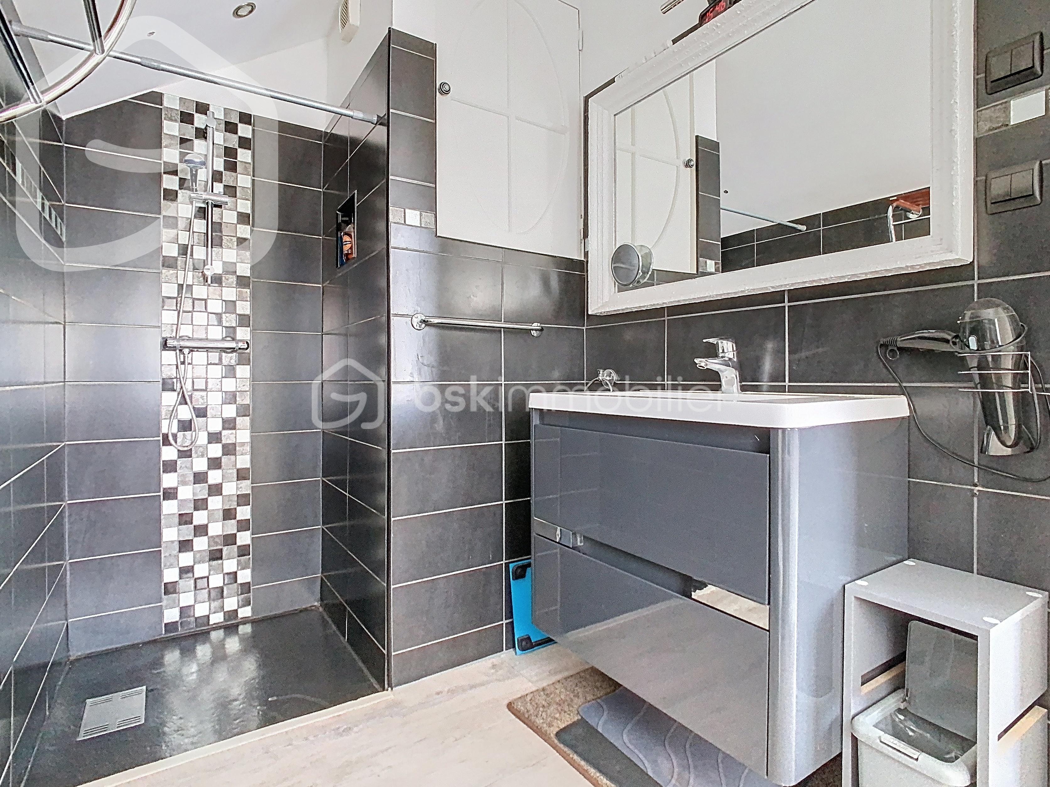 Maison en pierre de 82 m² - SALLE DE DOUCHE HAUT.jpg