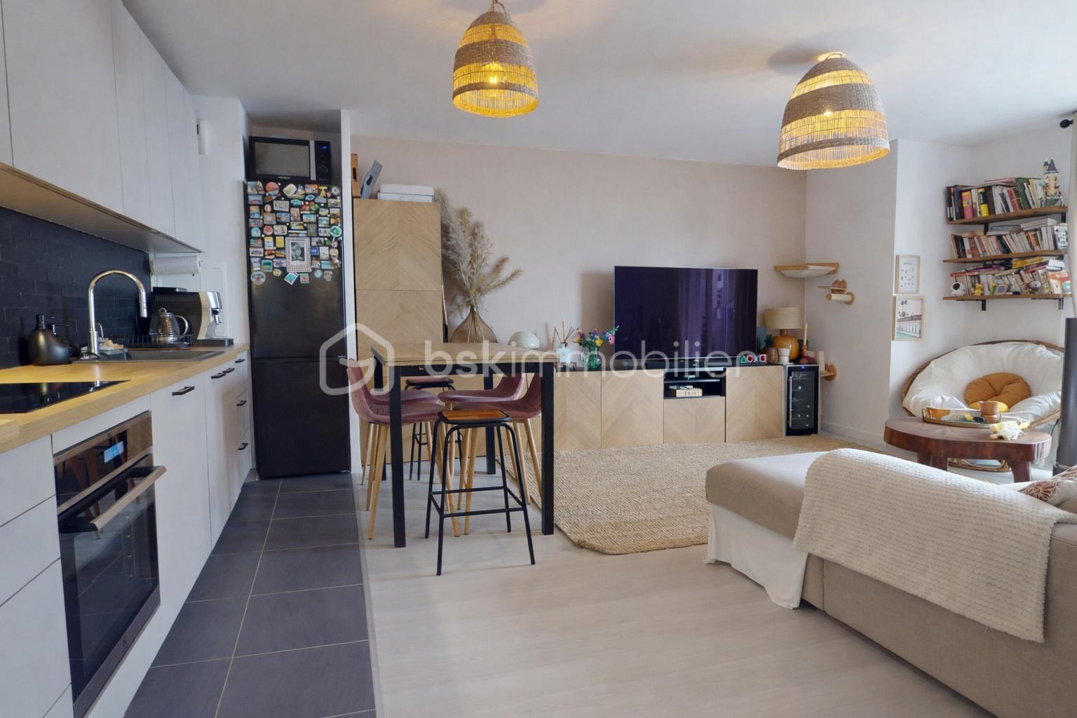 Appartement de 65,47 m² - Salon moderne et cuisine ouverte.png