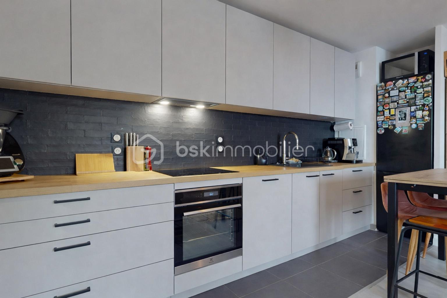 Appartement de 65,47 m² - Cuisine moderne avec détails fonctionnels.png