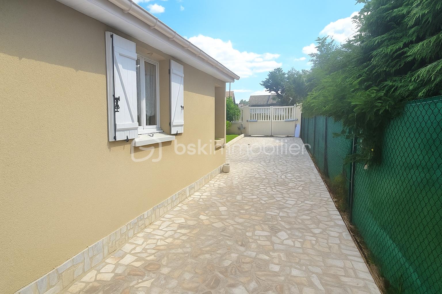 Maison de 115 m² - allee retouché.png