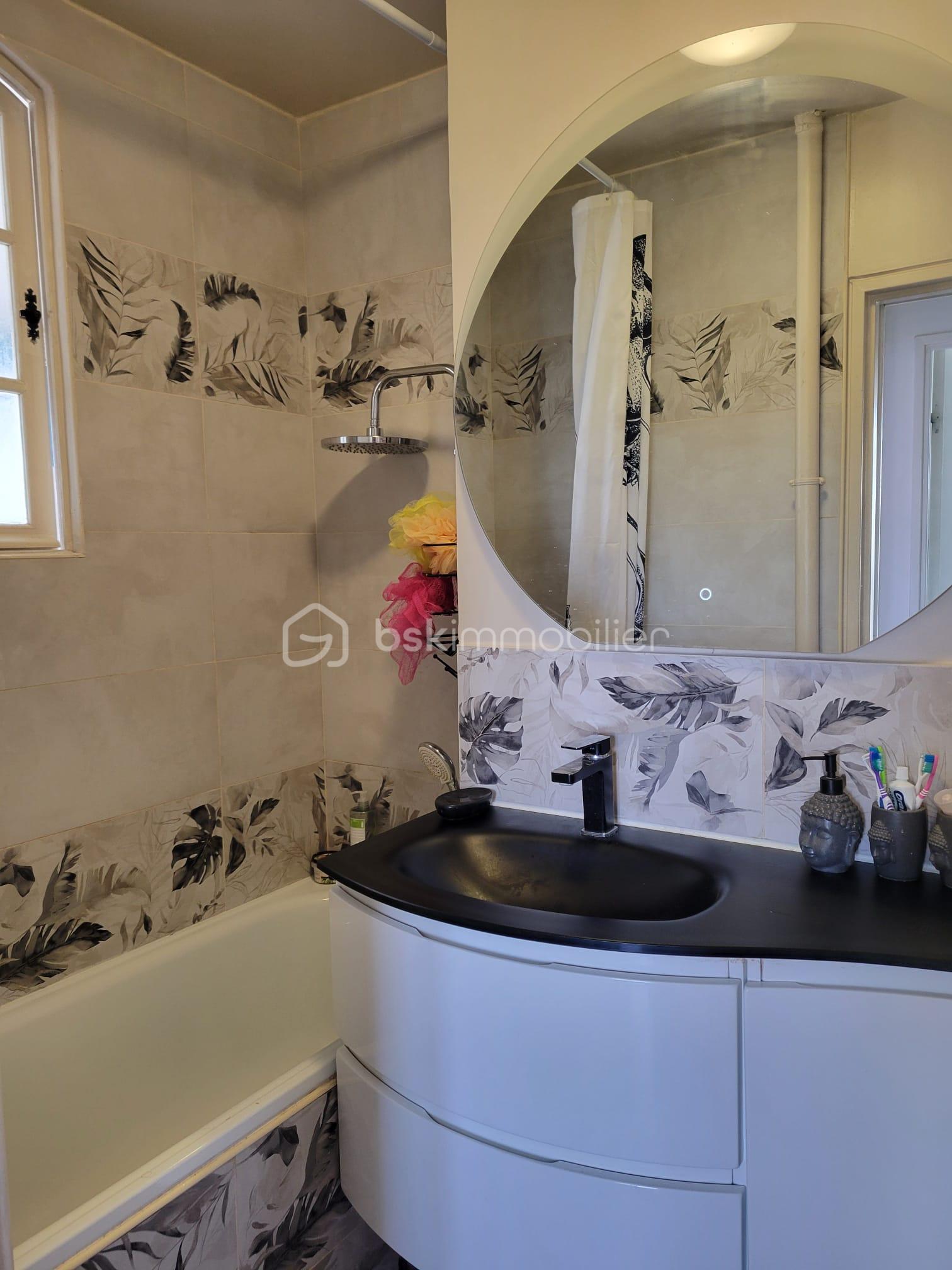Appartement de 102,27 m² - sdb souare.jpg