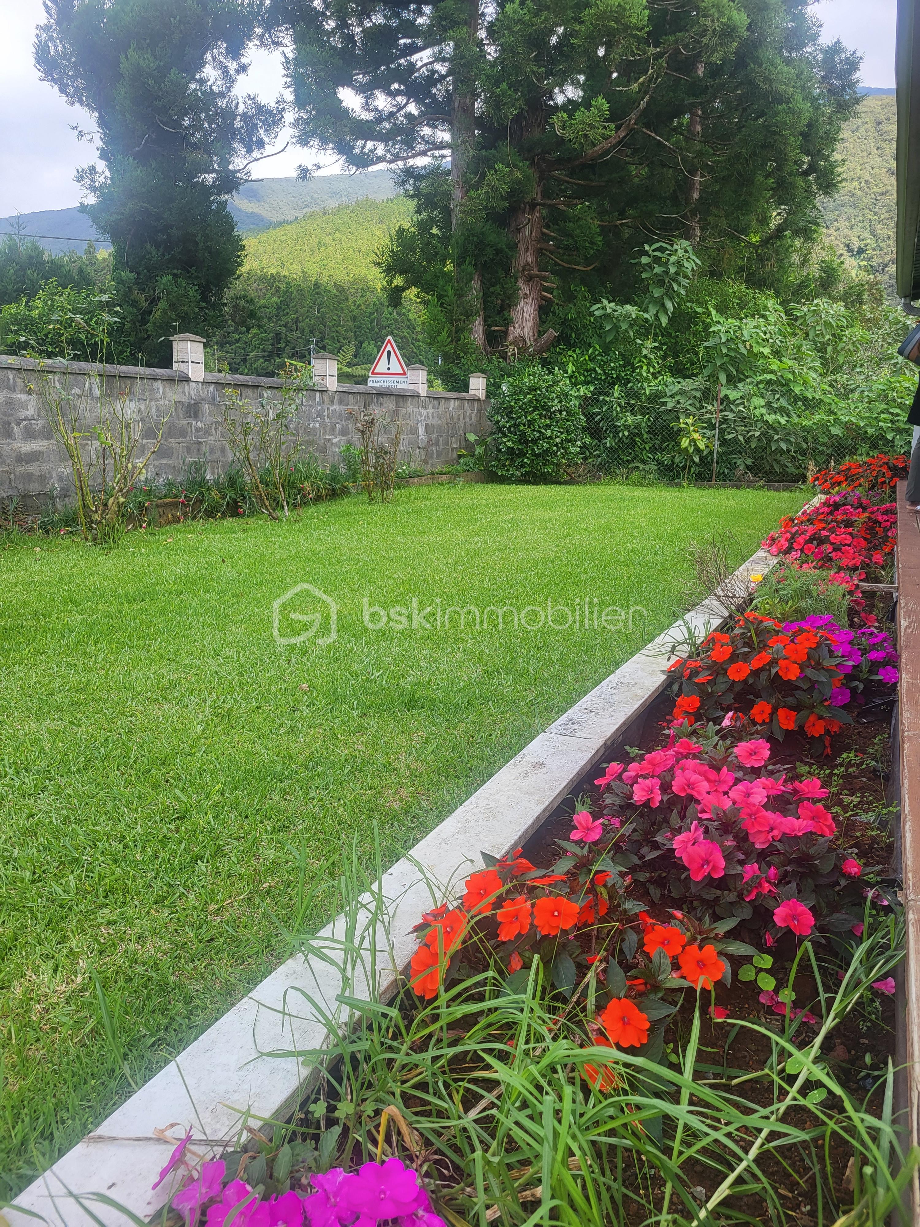 Maison de 113 m² - parterre fleuri.jpg