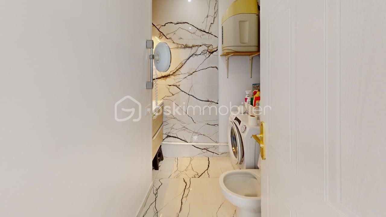 Appartement de 92 m² - 4-PIECES-VUE-MER-92m-St-Laurent-du-Var-Bathroom.jpg