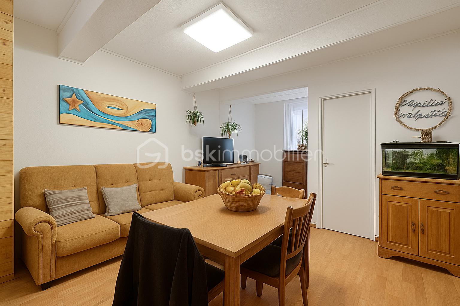 Maison de 96 m² - Salon tranquille avec décoration marine.png