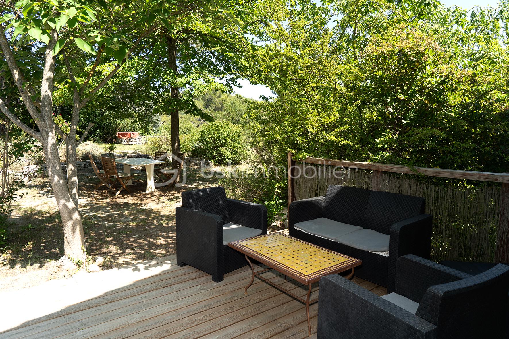 4649 salon terasse gîte 300 dpi.jpg