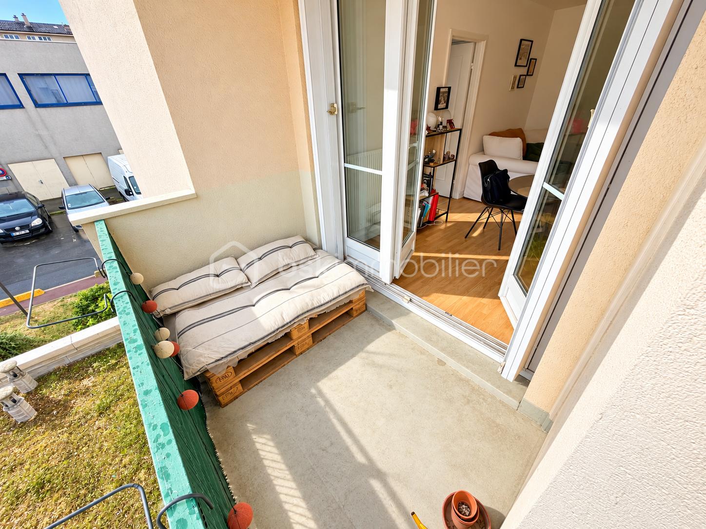 Balcon ensoleillé et intérieur chaleureux.png