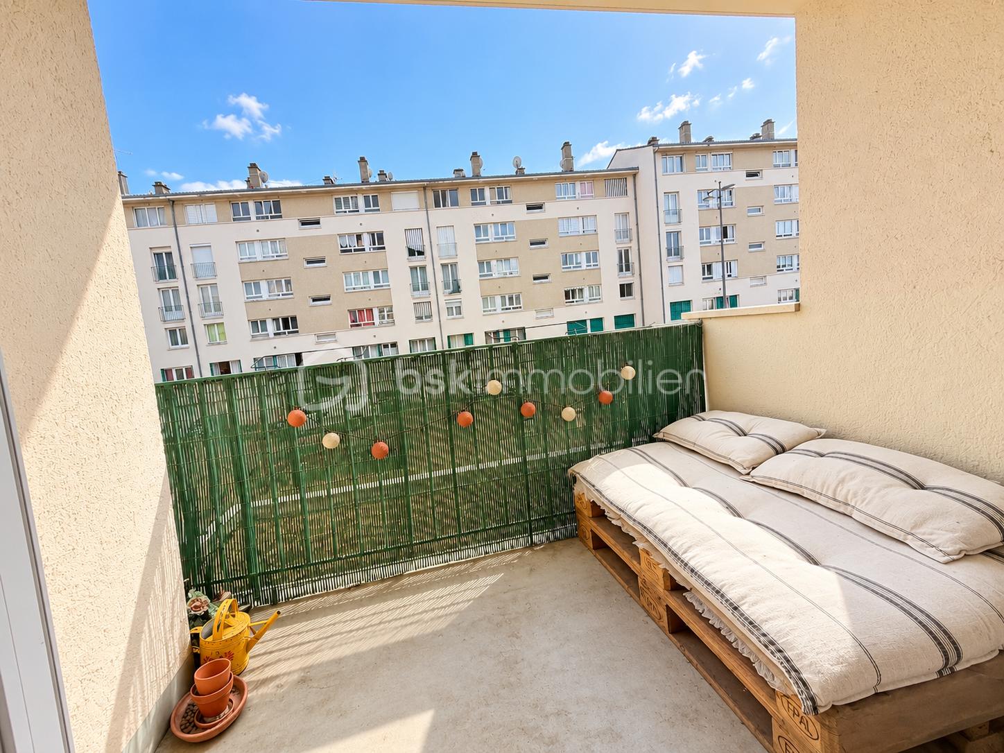 Balcon ensoleillé avec canapé en palettes.png