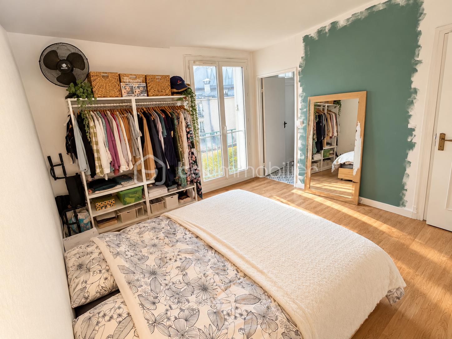 Chambre lumineuse et bien rangée.png