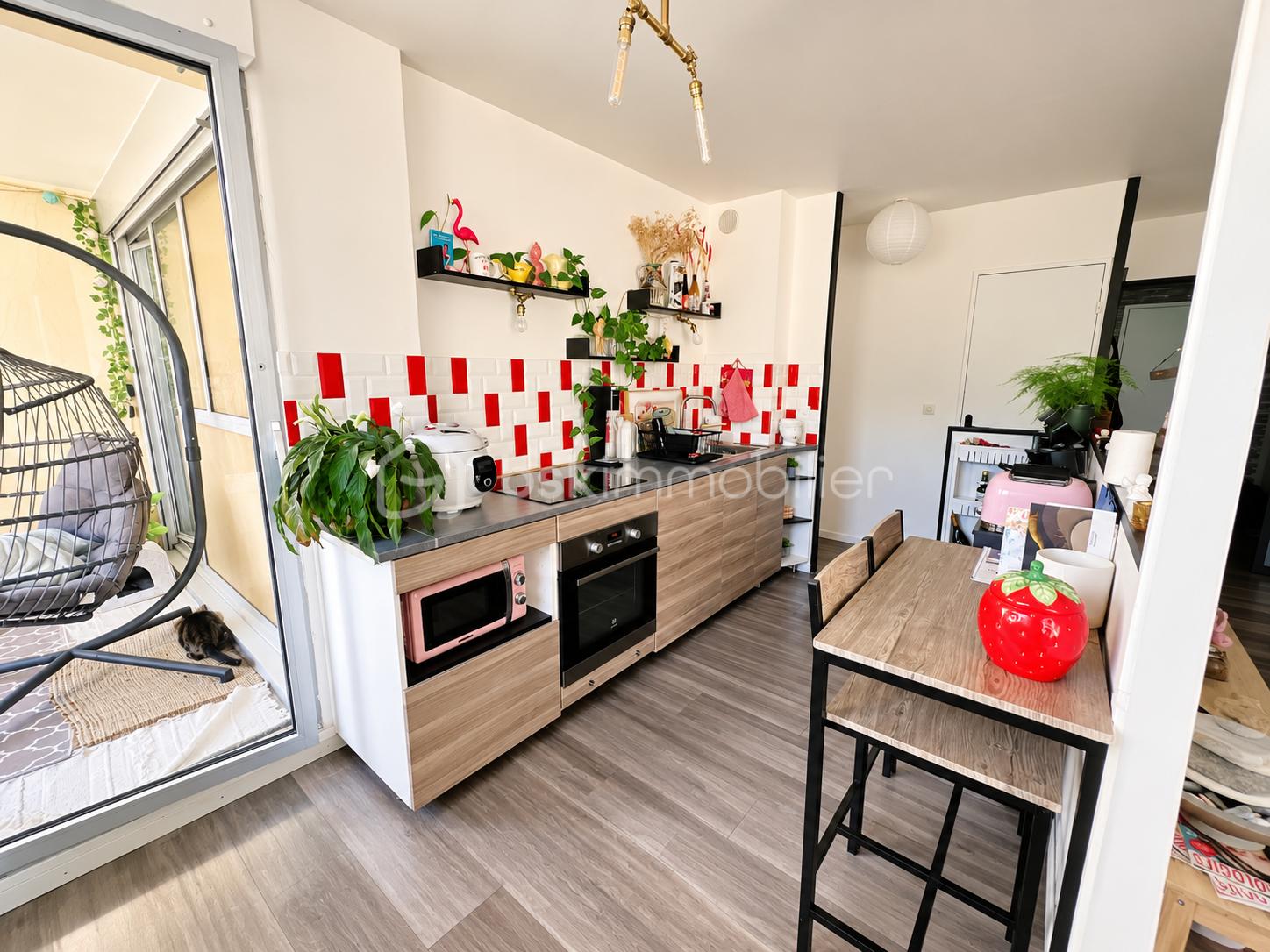Cuisine moderne avec balcon et chat.png