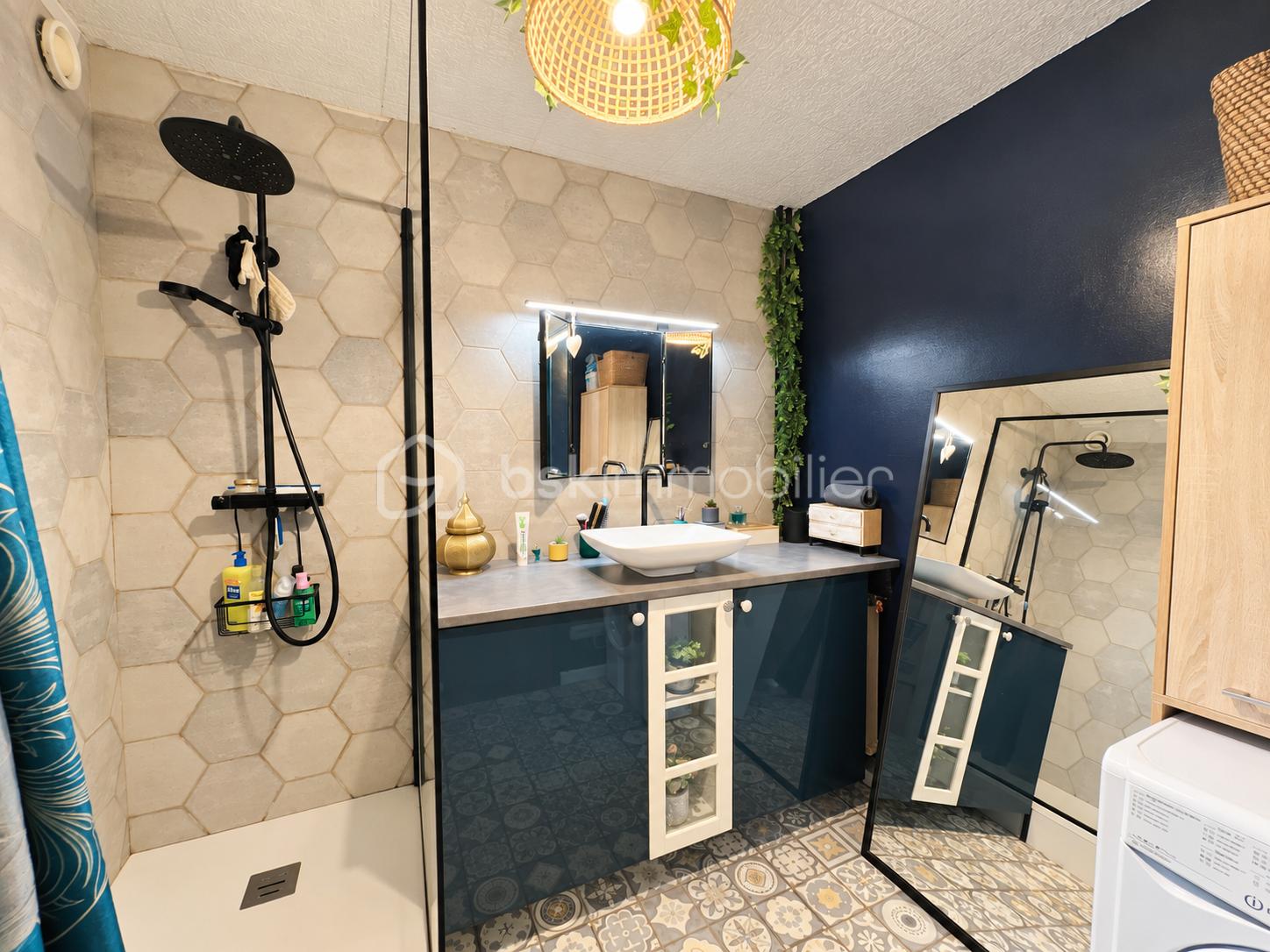 Salle de bain moderne aux accents bohèmes.png
