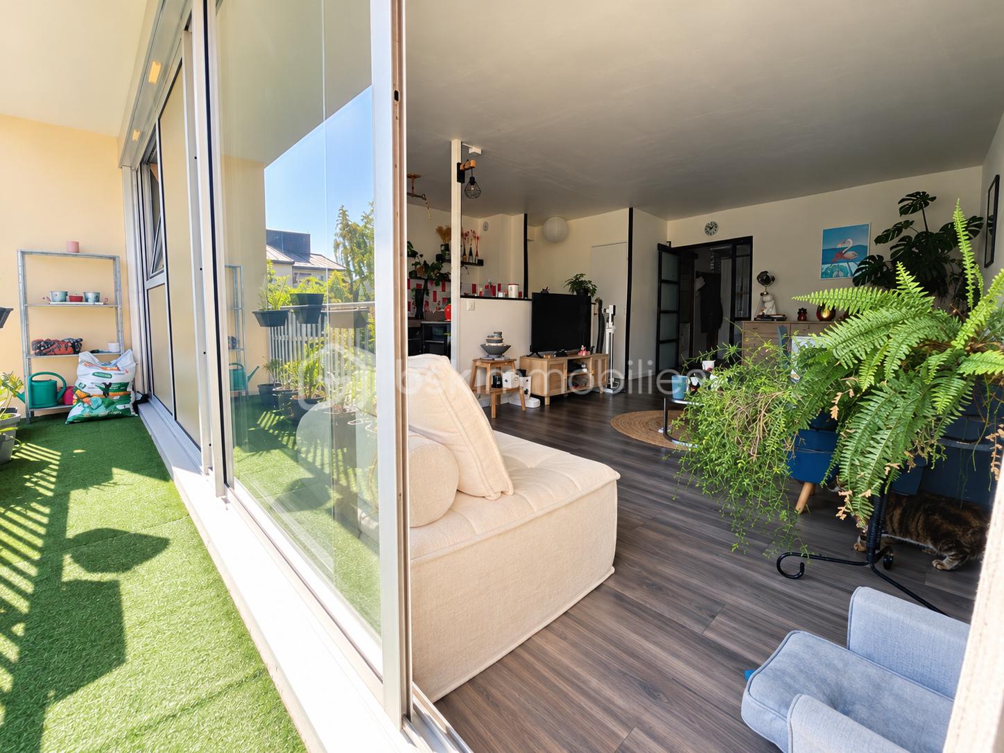 Balcon ensoleillé sur salon végétalisé.png