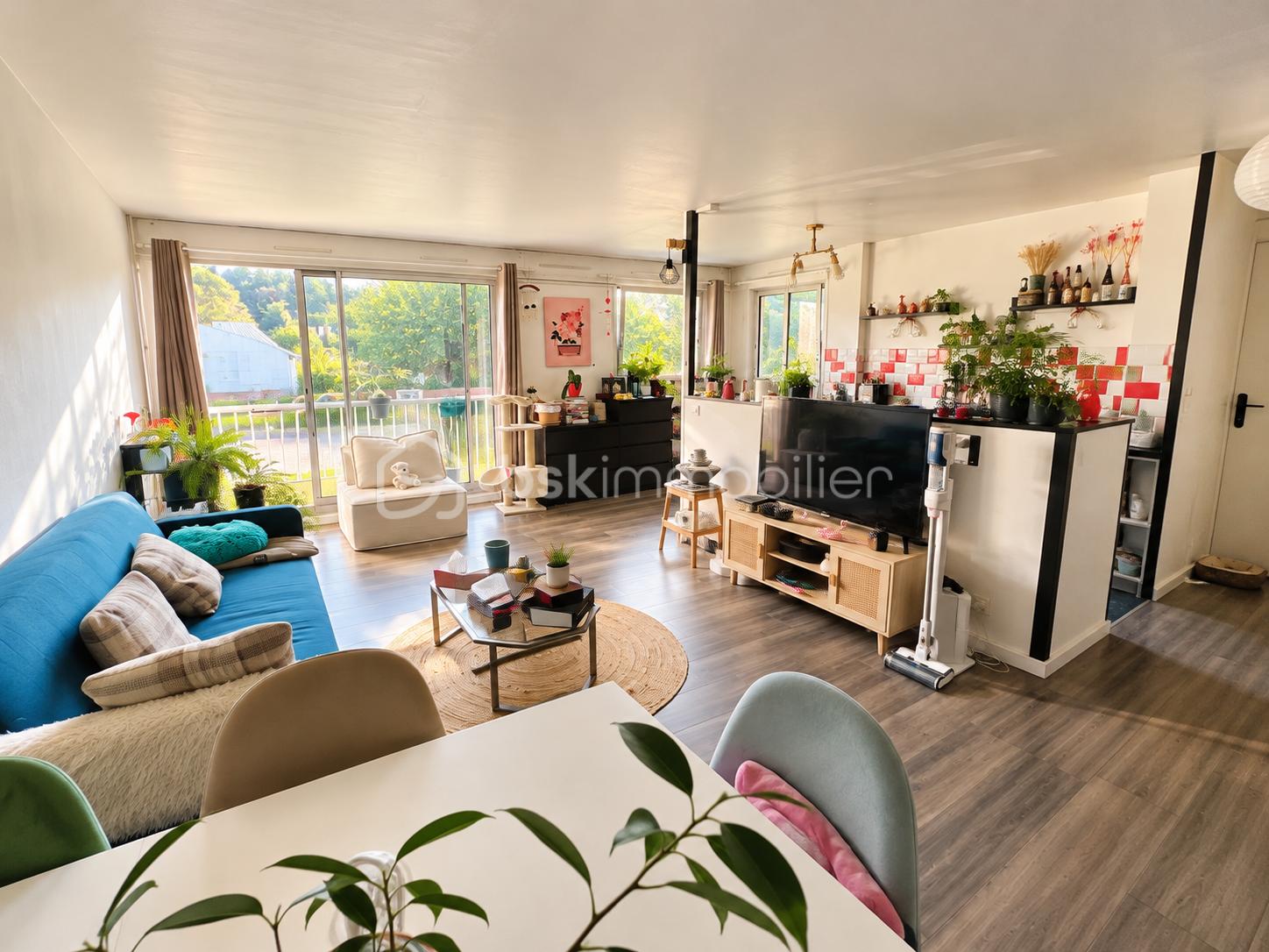 Salon scandinave baigné de lumière et de plantes.png