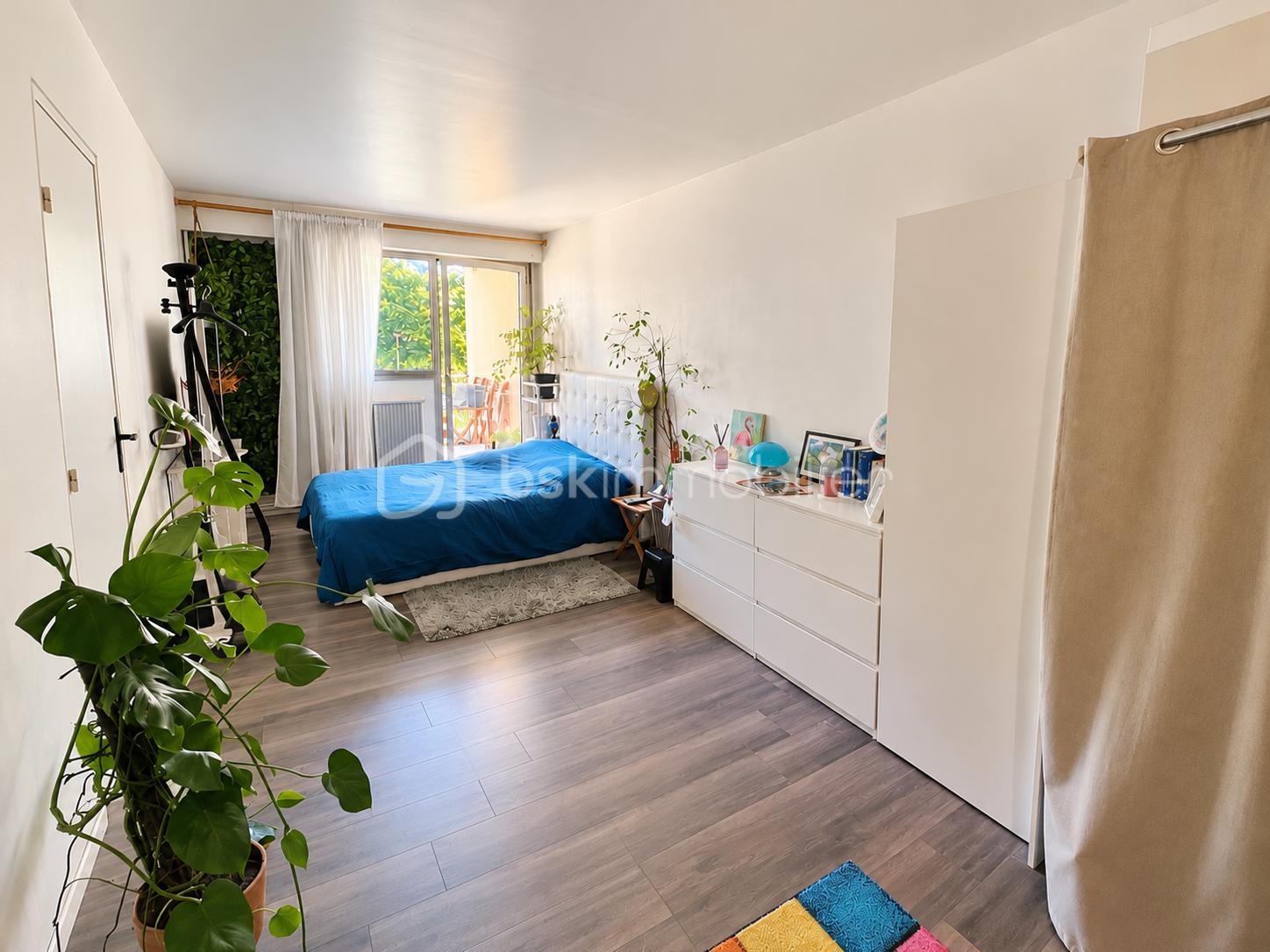 Chambre scandinave baignée de lumière.png