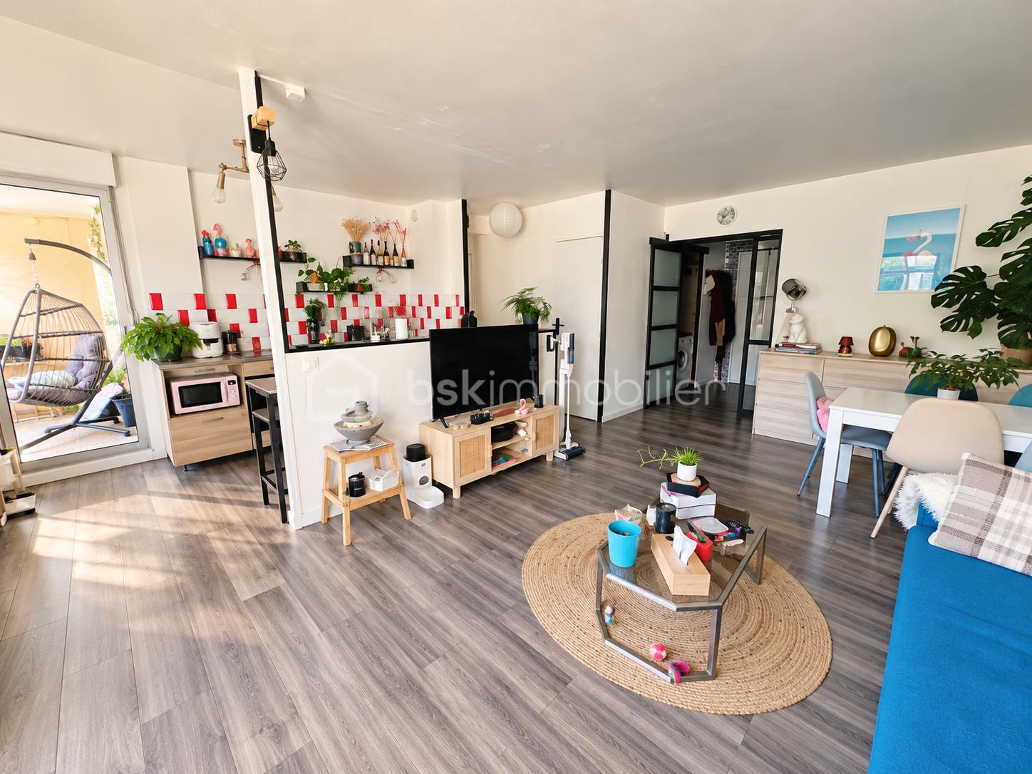 Salon moderne baigné de lumière naturelle (1).png