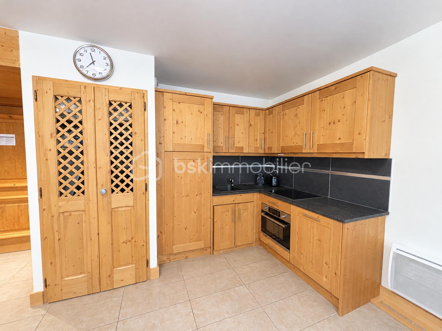 Cuisine rustique en bois et portes treillis.png