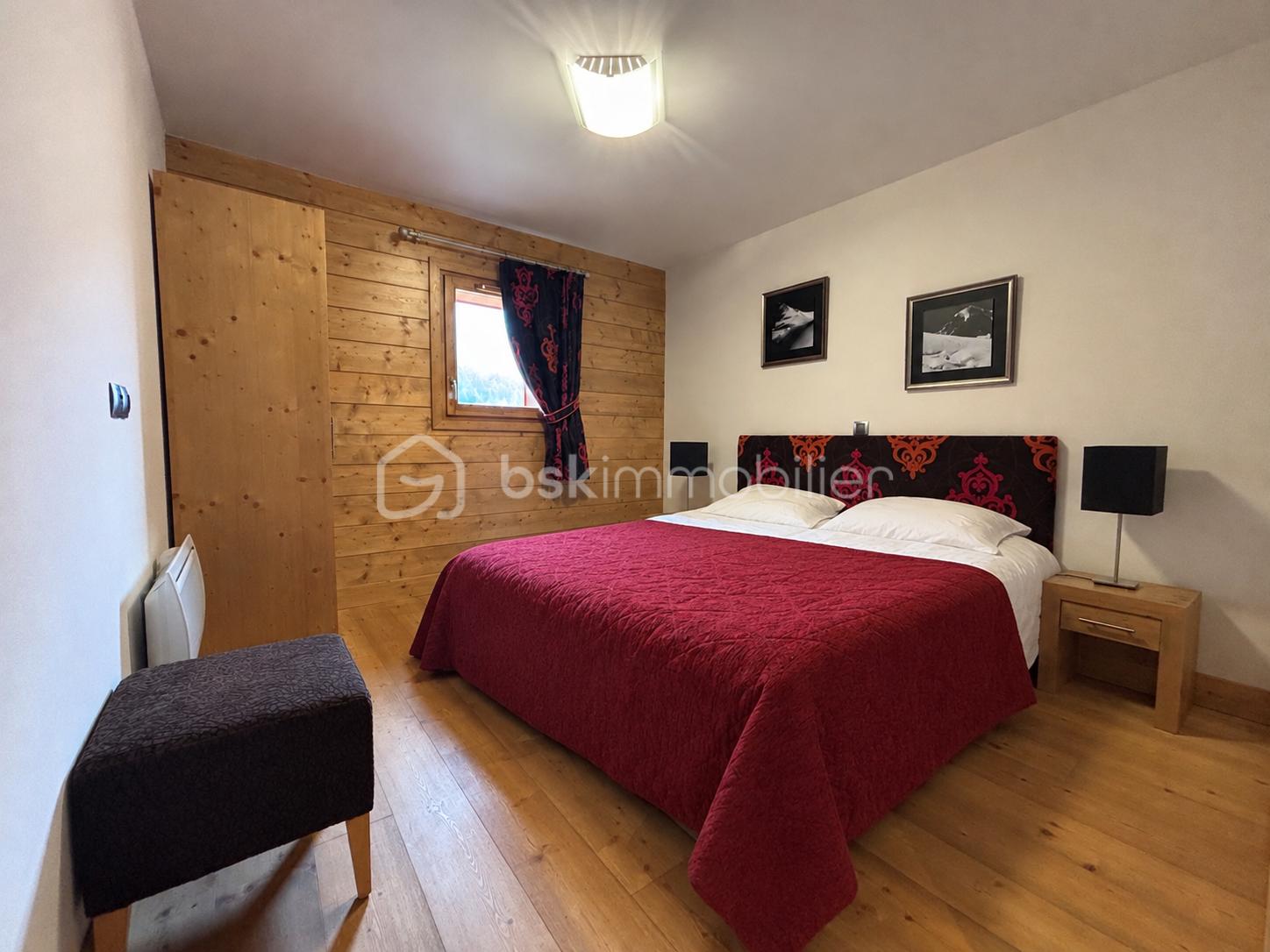 Chambre chaleureuse avec grand lit double.png