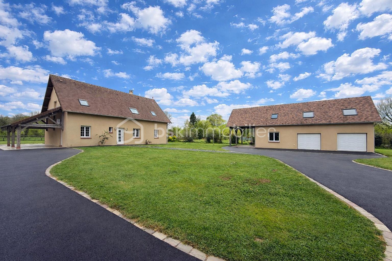 Maisons rurales sous un ciel ensoleillé.png