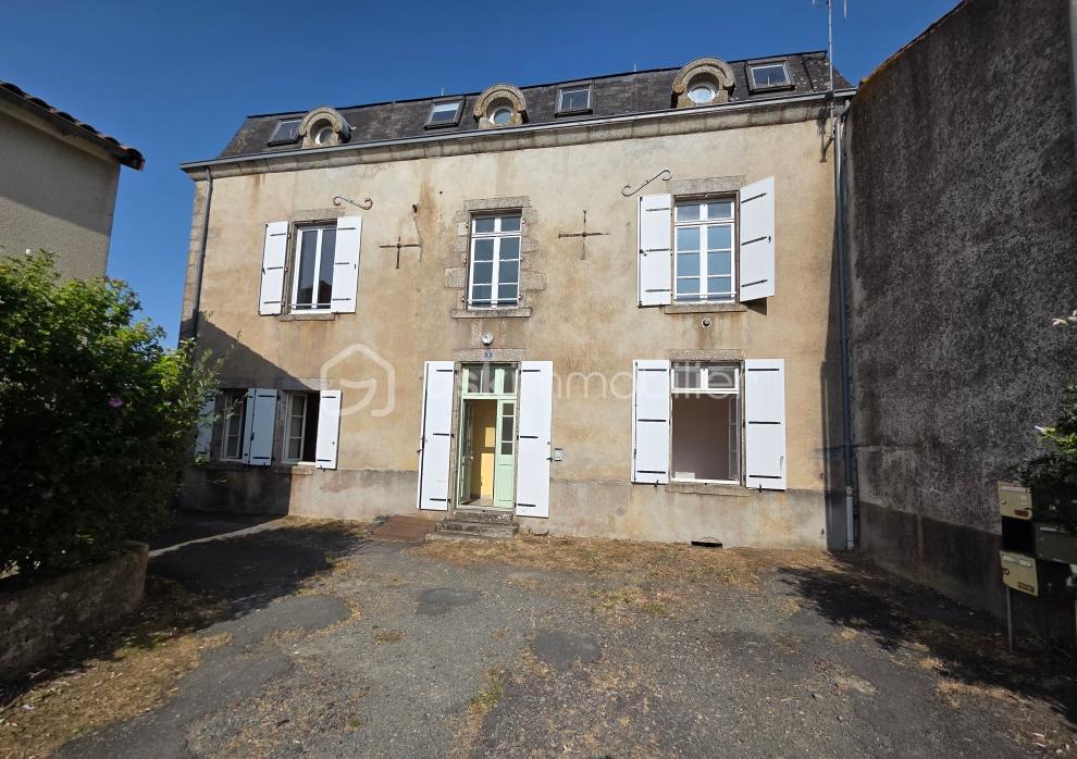 Maison 10 pièces 220 m² · à Vernoux-en-Gatine · 220 m² · 85 000 €