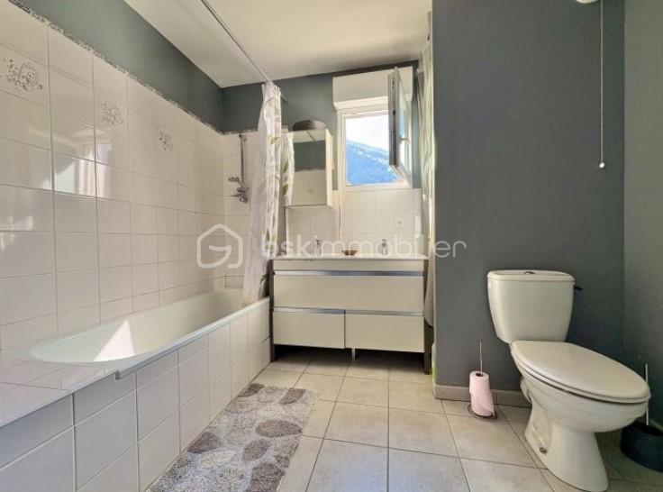 Appartement de 61,50 m² - SALLE DE BAIN STEPHANIE DE ALMEIDA IMMOBILIER VIZILLE 38220.jpg