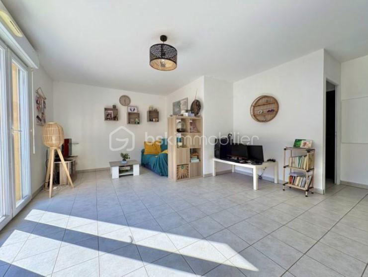 Appartement de 61,50 m² - SALON STEPHANIE DE ALMEIDA IMMOBILIER.jpg