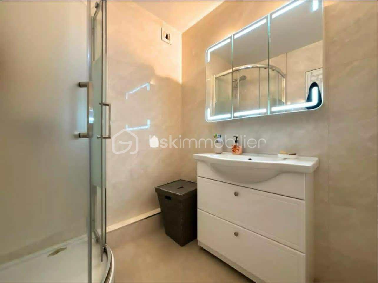 Appartement de 88,50 m² - sdb mado.jpg