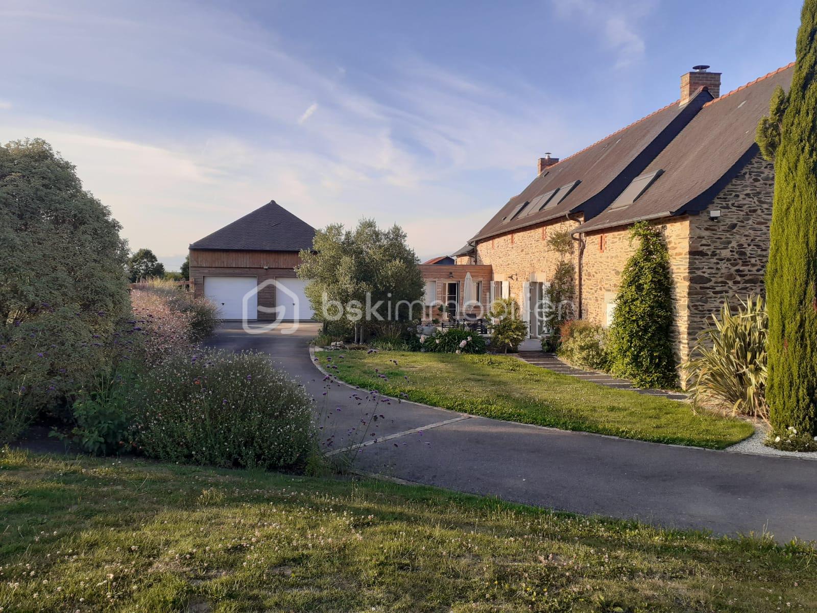 Maison de 269 m² - vue double garage jpg.jpg