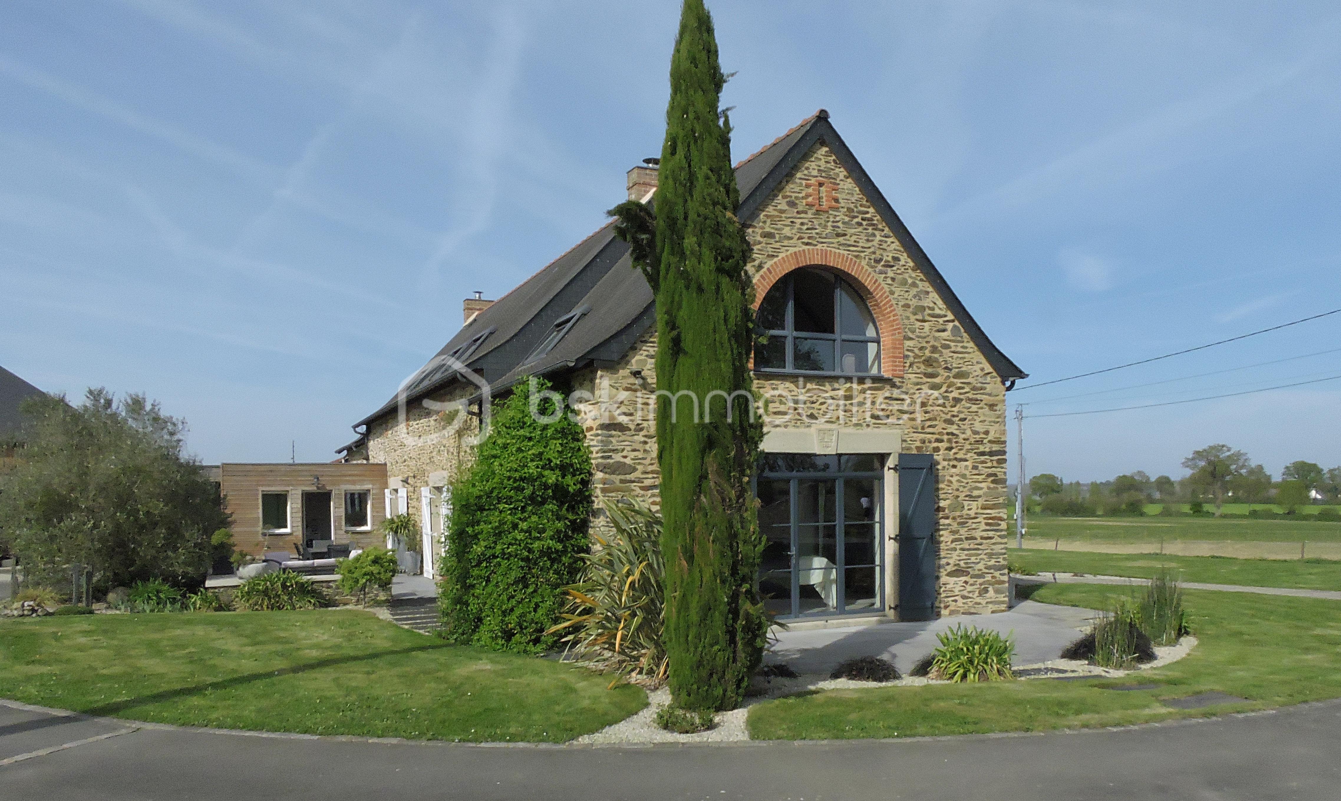 Maison de 269 m² - ok façade blason.JPG