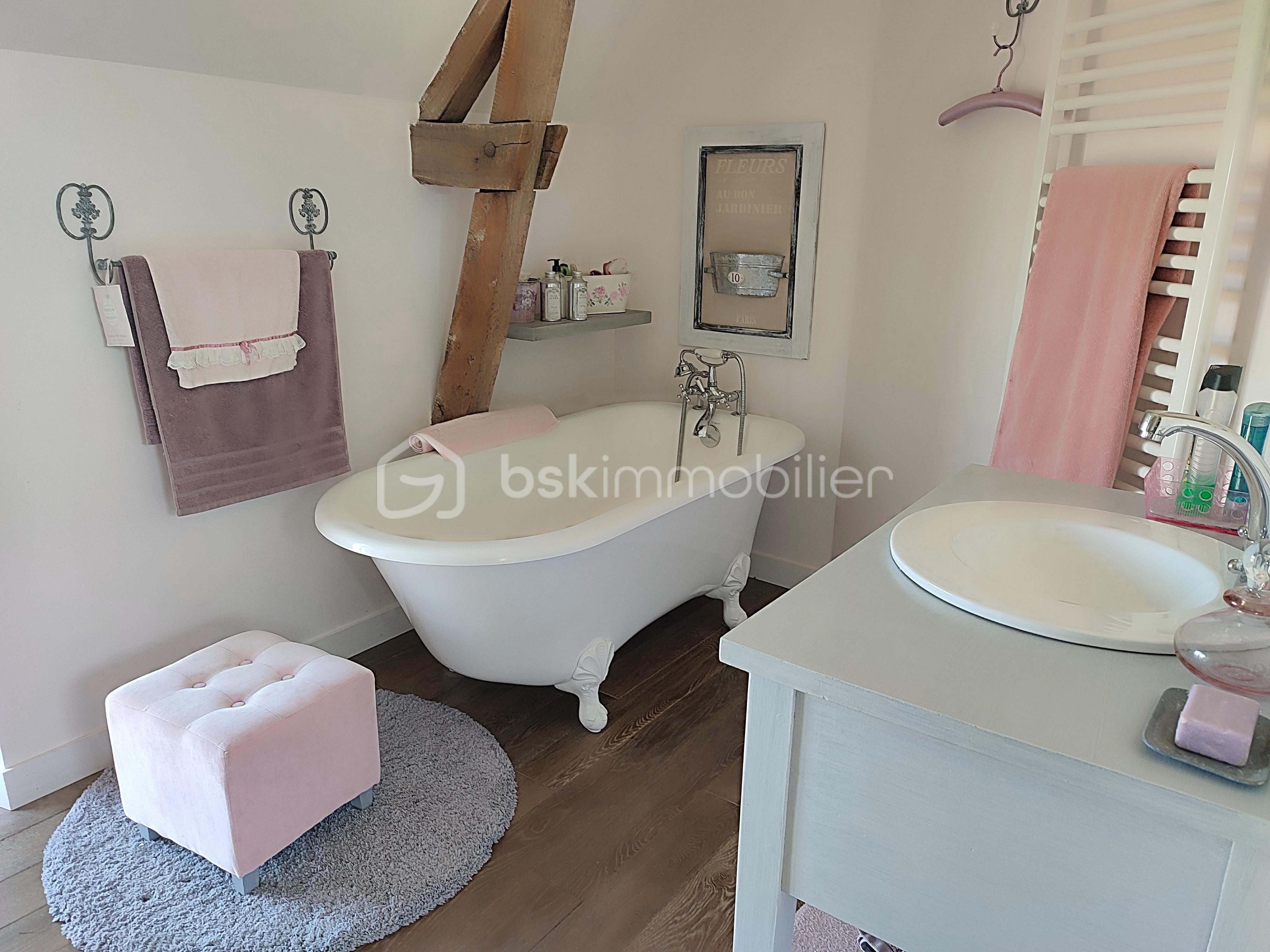 Maison de 269 m² - salle de bain poudrée jpg.jpg