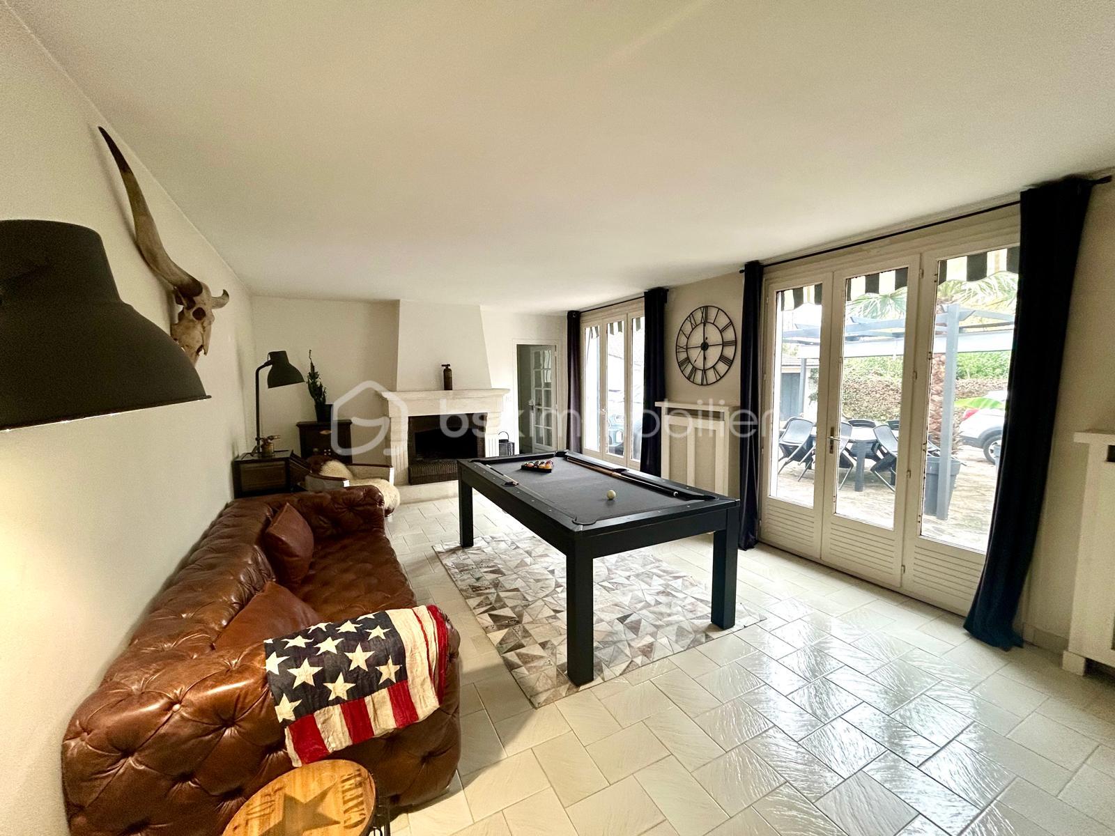 Demeure de 251,13 m² - salon billard.jpg