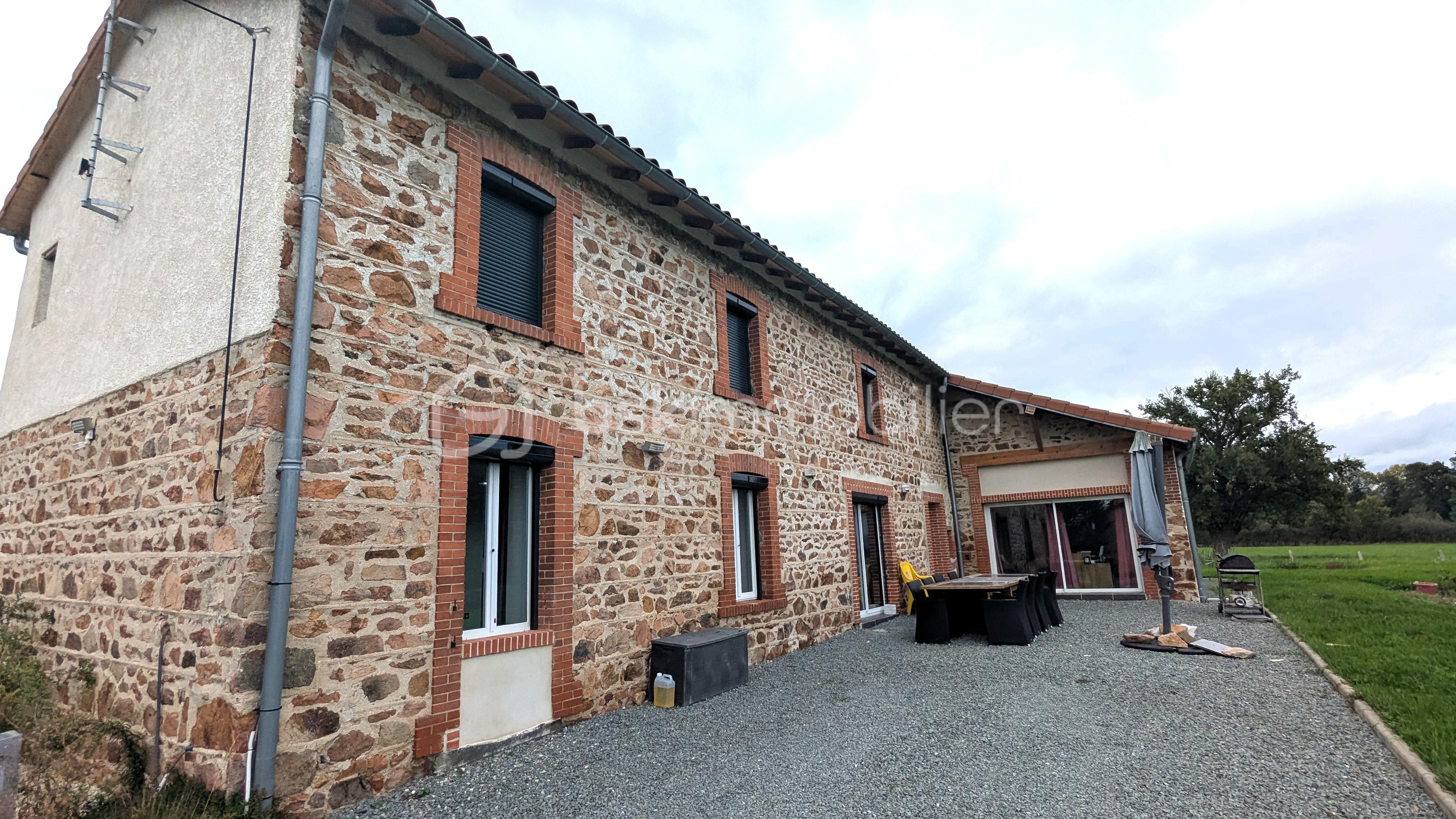 Corps de ferme de 242 m² - PXL_20251009_161117183.jpg