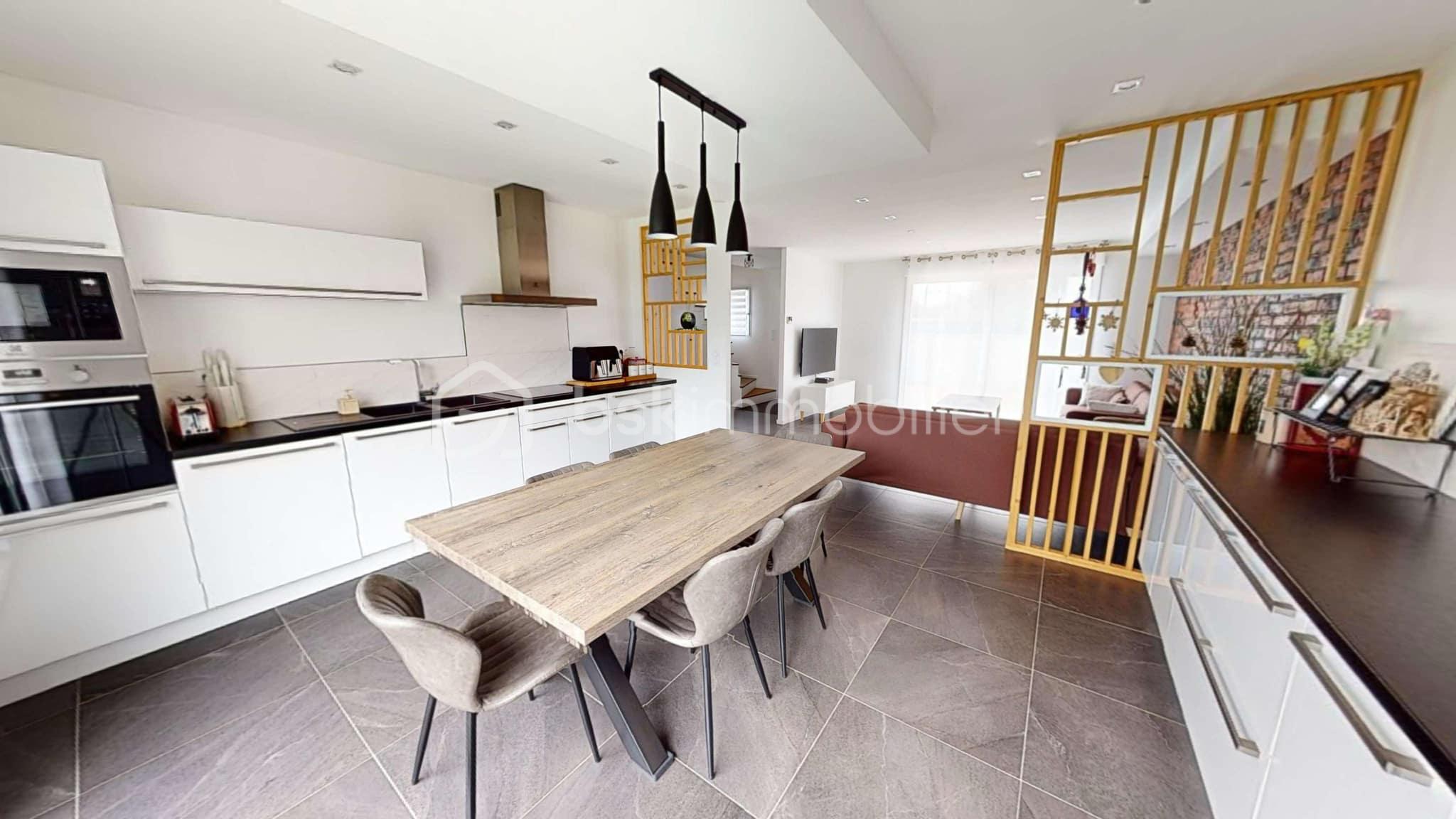 Maison de 131 m² - rairs3Y1fTMIuQn3rtn6w303yhAxIjt4VSTd4KVz (1).jpg