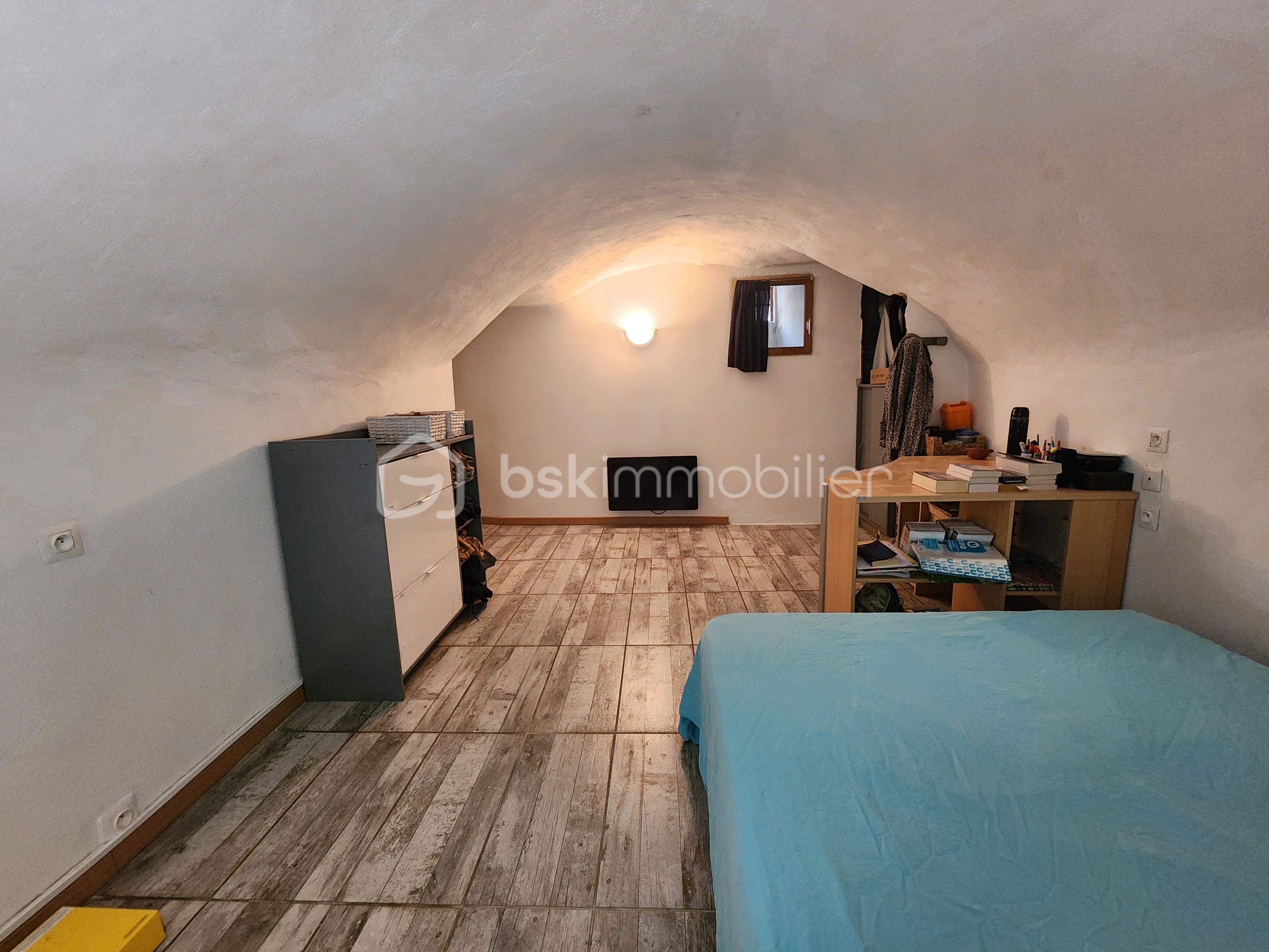 Studio chambre vue fenêtre.jpg