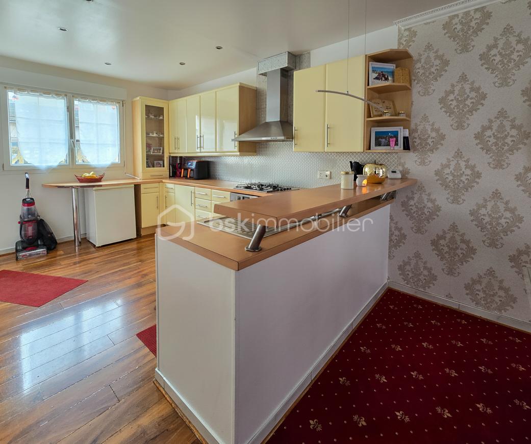 Maison de 150 m² - salon cuisine.png