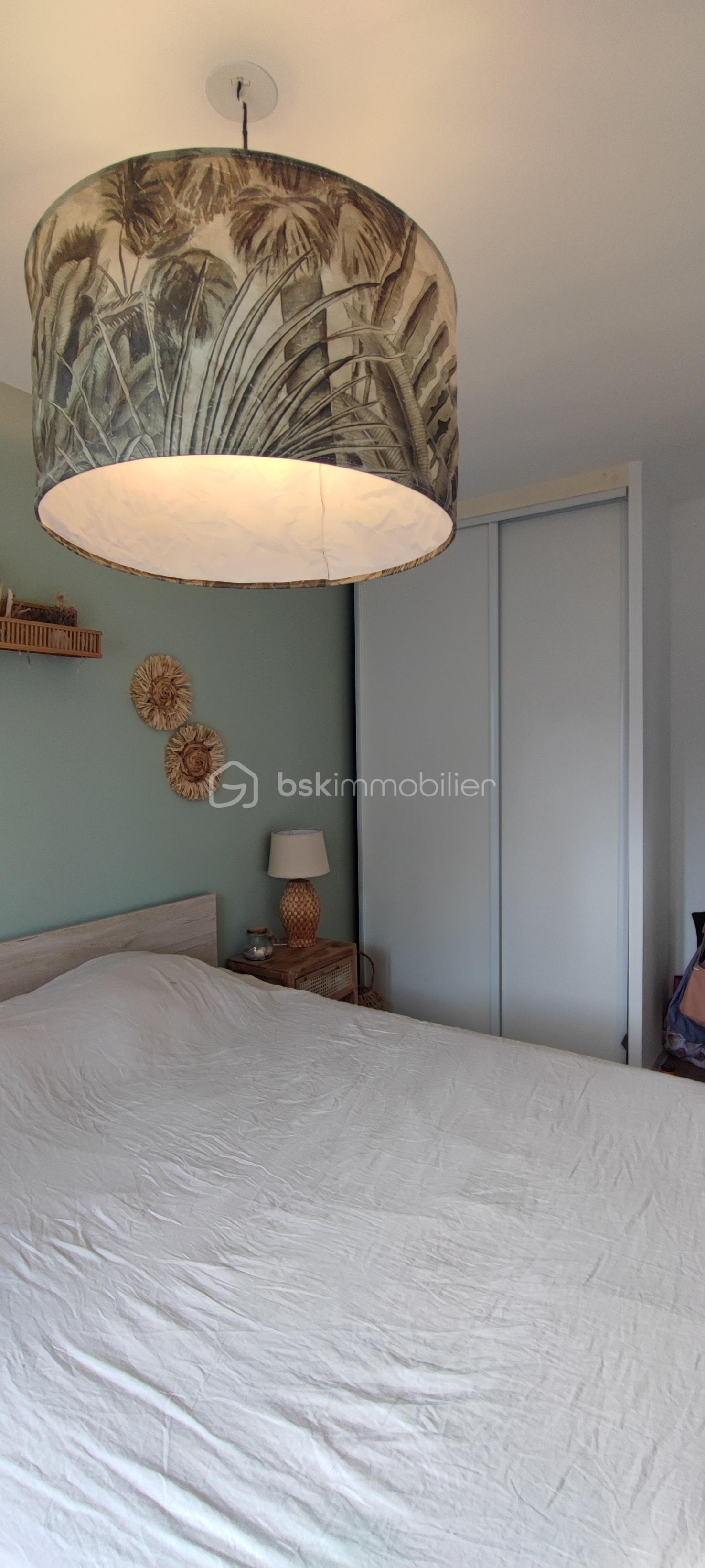 Maison de 56 m² - doriac vue chambre placard.jpg