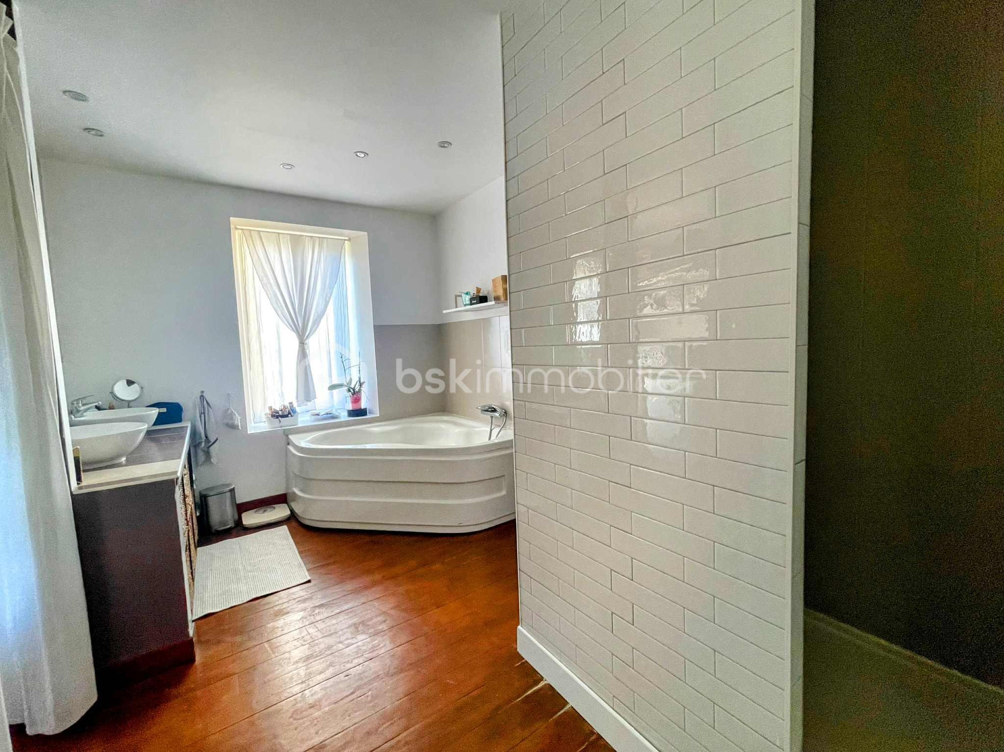 Maison ancienne de 160 m² - sdb1.jpg