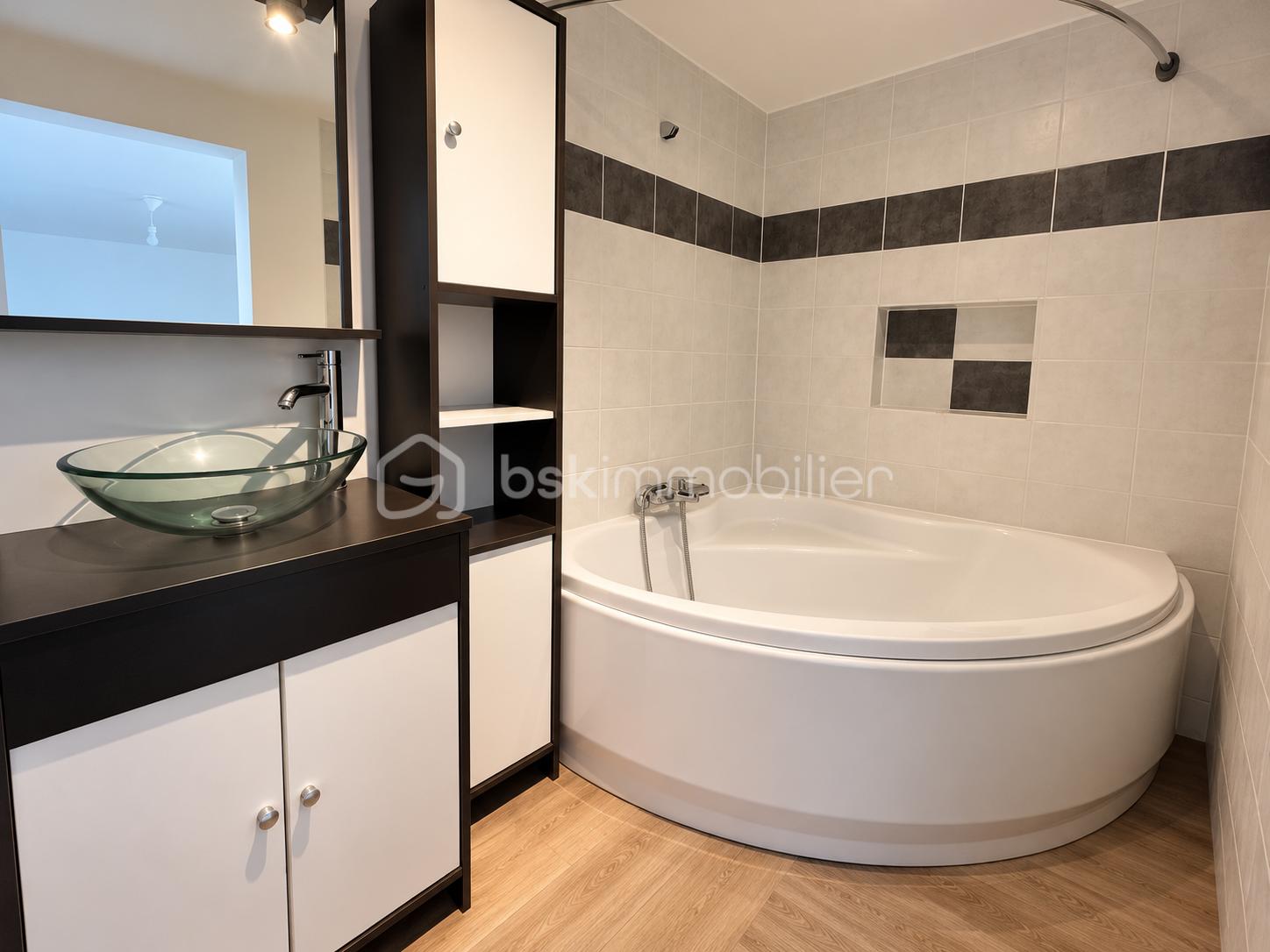 Salle de bains moderne avec baignoire d’angle.png