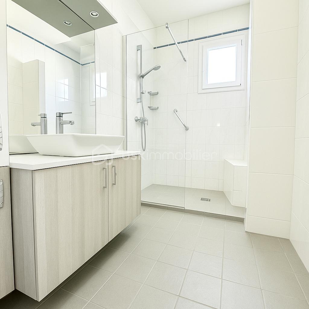 Appartement de 105 m² - Salle de bain moderne et épurée.png