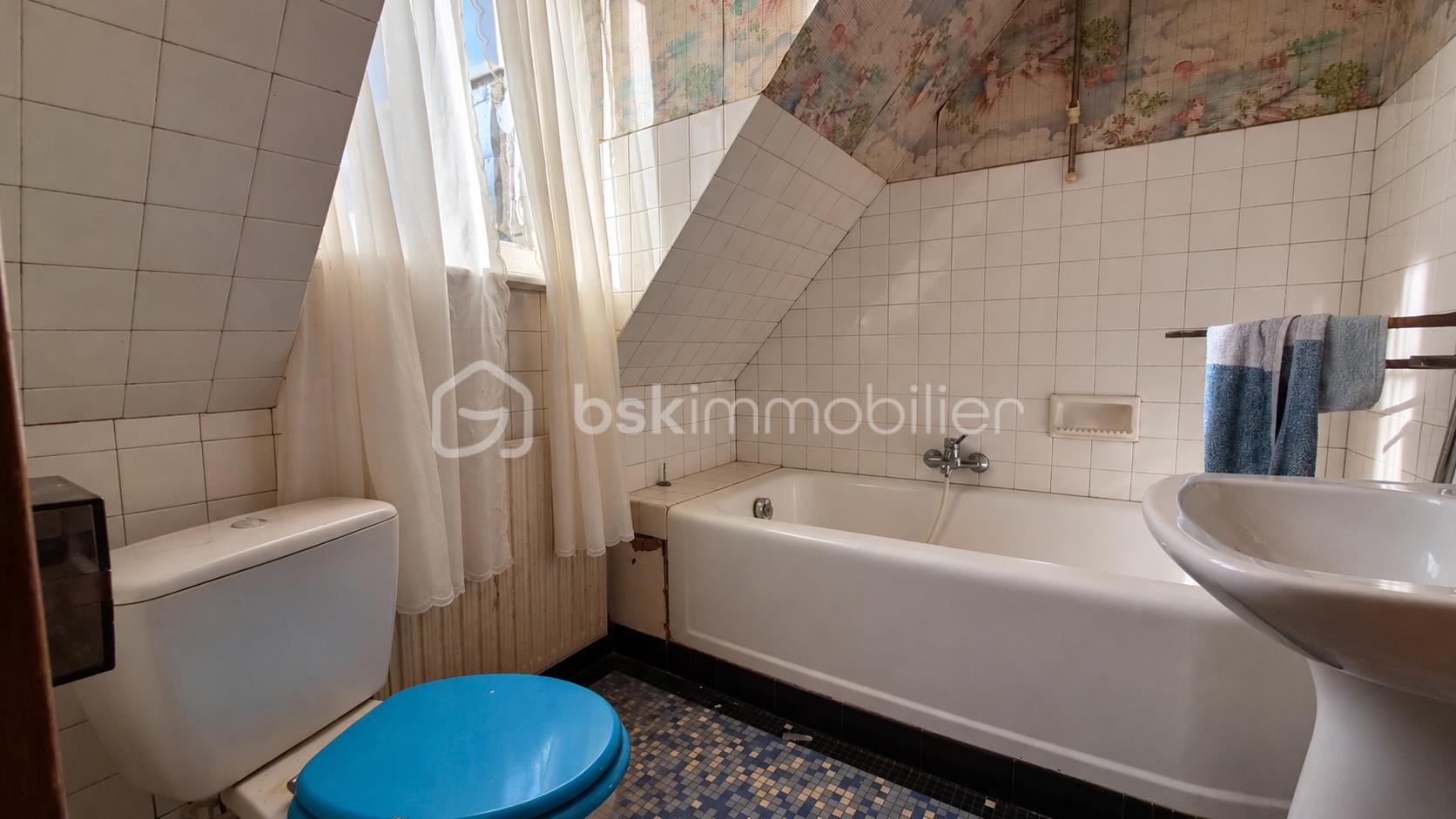 Salle de bain mansardée vieillie et lumineuse.png