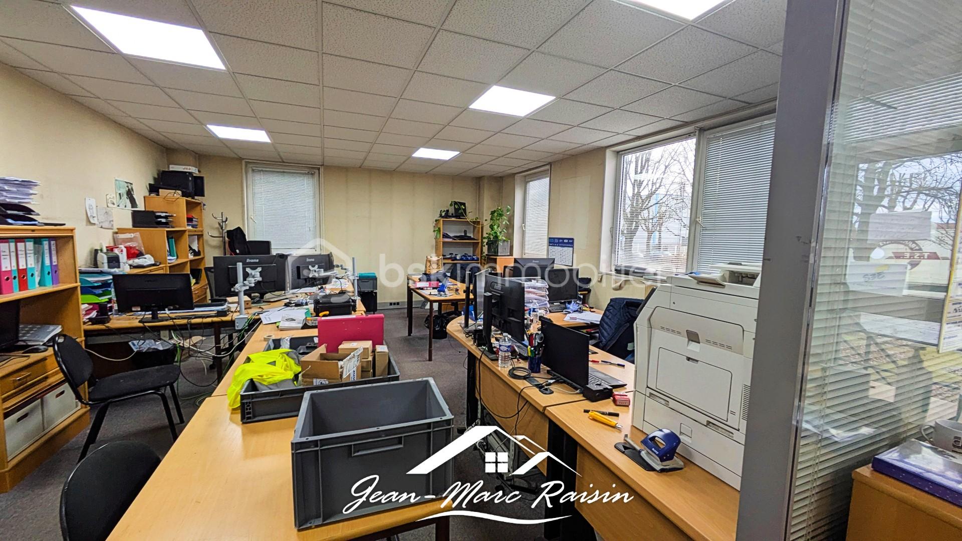 Local d'activités de 326 m² - PXL_20260114_100723456b.jpg