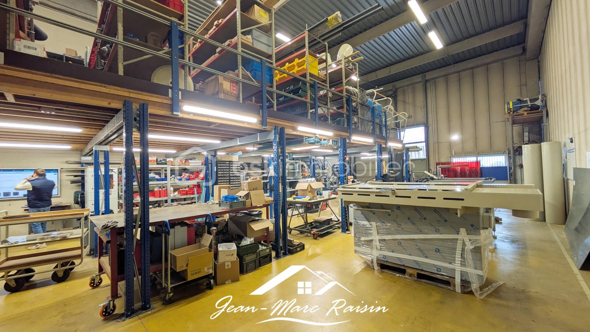 Local d'activités de 326 m² - PXL_20260114_100801245b.jpg