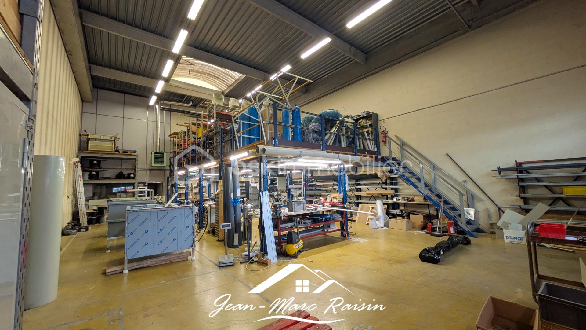 Local d'activités de 326 m² - PXL_20260114_100828540b.jpg
