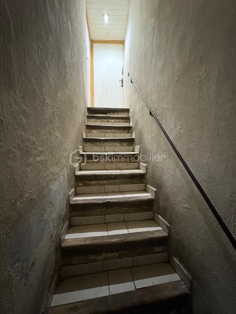 Maison de village de 109,99 m² - Photo  escalier menant au 2 logements noel millas.jpg