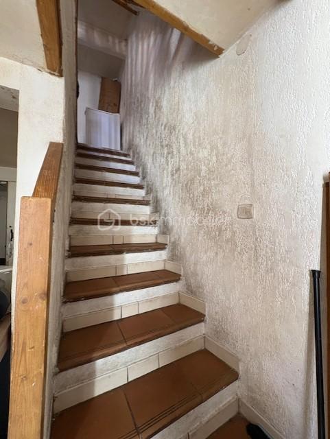 Maison de village de 109,99 m² - photo escalier menant dans le chambre 2 logement noel millas.jpg