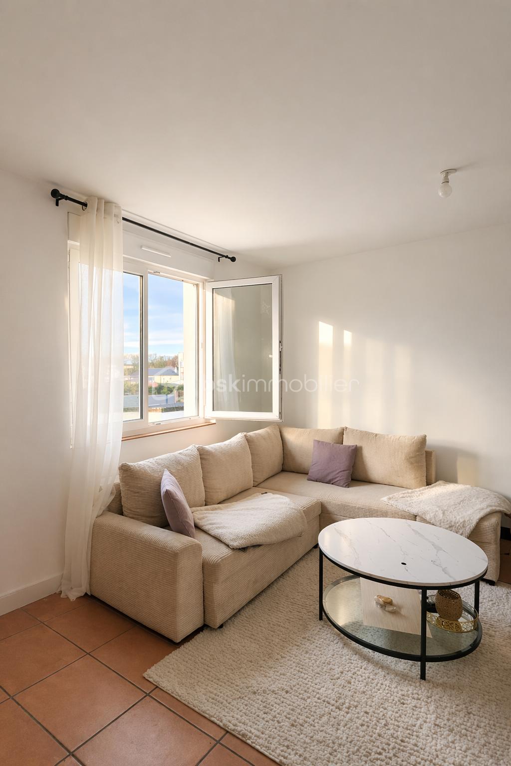 Salon minimaliste et lumineux avec lumière naturelle.png