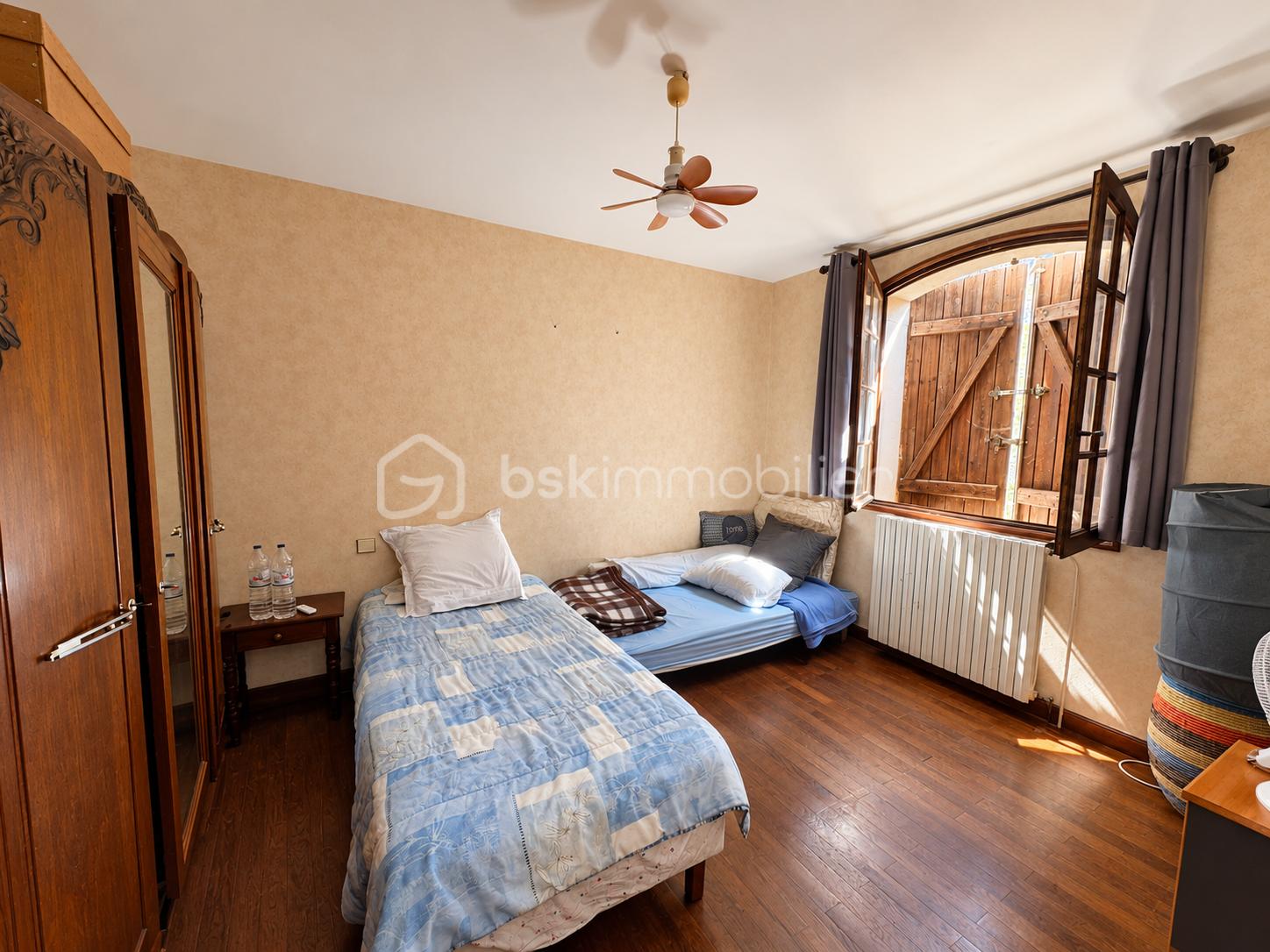 Chambre chaleureuse aux lits jumeaux.png